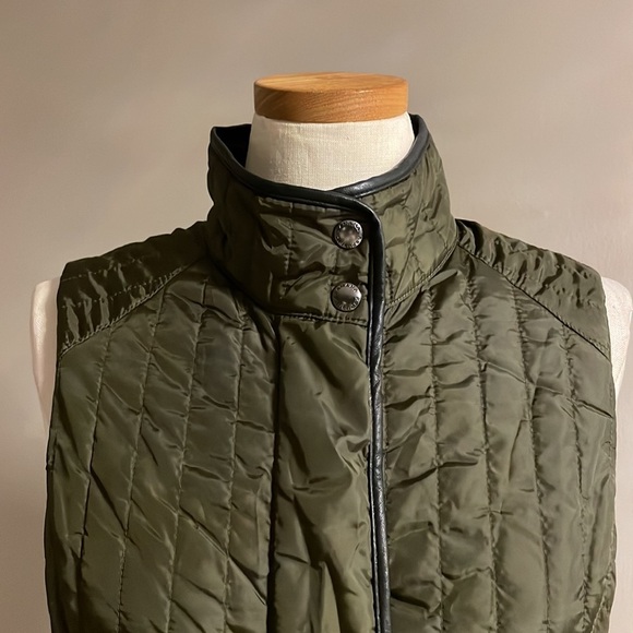 Banana Republic women’s olive soft puffy vest zipped snaps faux leather trim S - Picture 6 of 11